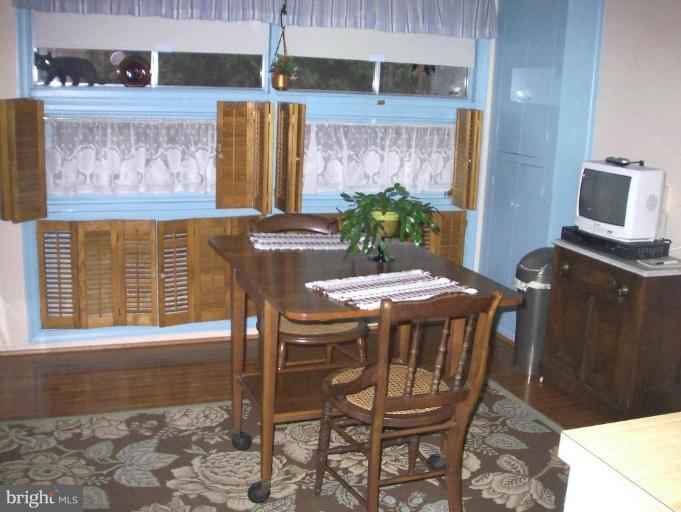 1499 Kimblewick Road Potomac, MD 20854 - Photo 4 of 17 a dining room with furniture and window