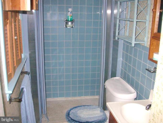 1499 Kimblewick Road Potomac, MD 20854 - Photo 10 of 17 a bathroom with a toilet and a shower