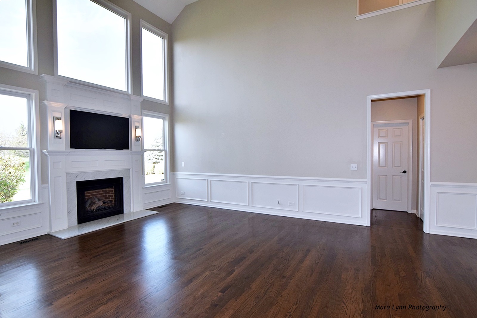2231 Fargo Boulevard Geneva, IL 60134 - Photo 11 of 24 a view of an empty room with wooden floor and a window