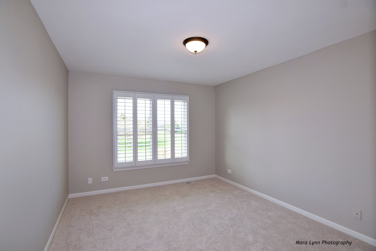 2231 Fargo Boulevard Geneva, IL 60134 - Photo 14 of 24 an empty room with a window