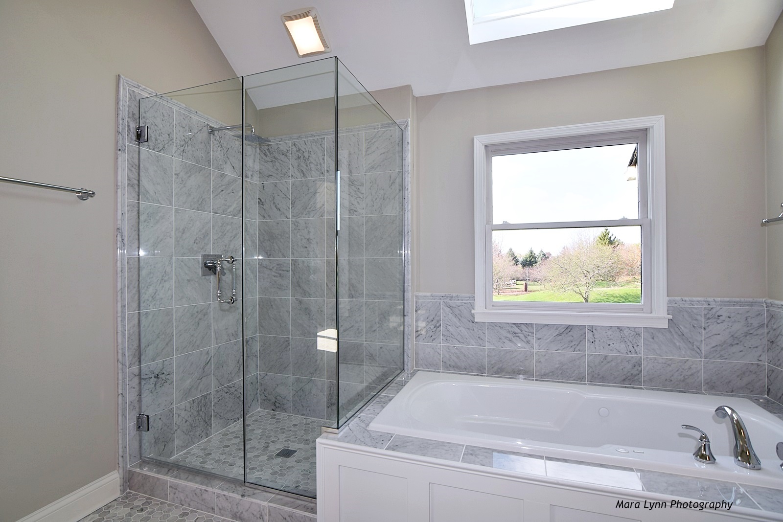 2231 Fargo Boulevard Geneva, IL 60134 - Photo 15 of 24 a white bath tub sitting next to a shower