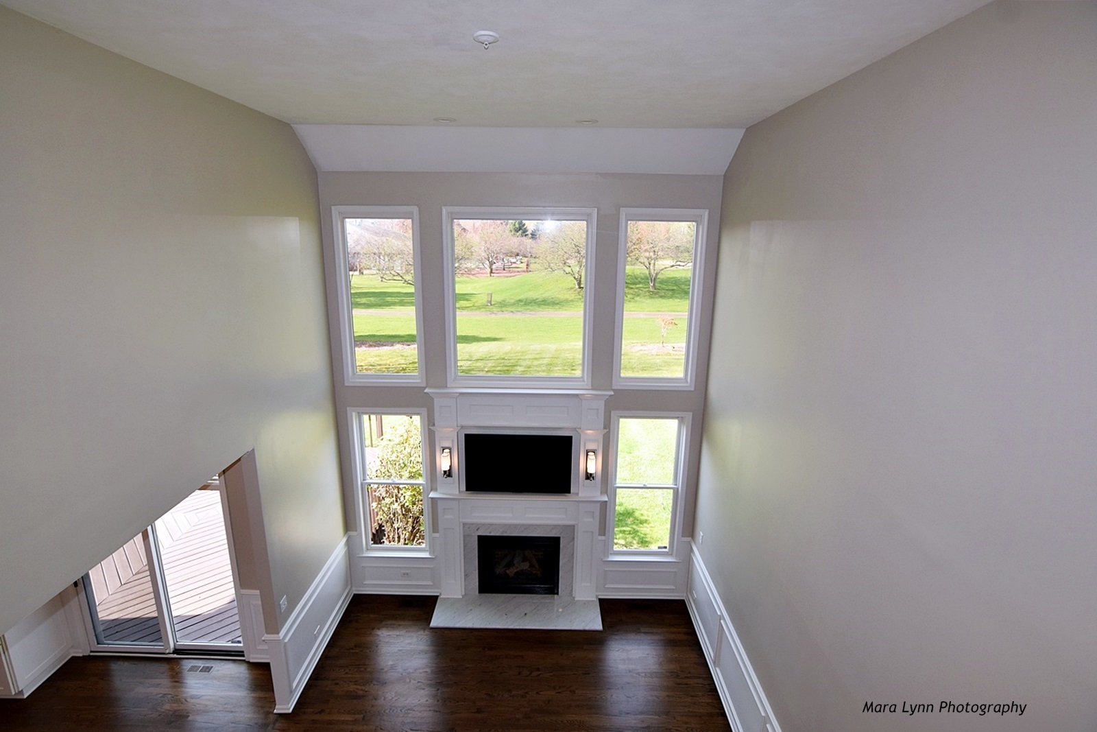 2231 Fargo Boulevard Geneva, IL 60134 - Photo 19 of 24 a living room with furniture and a fireplace