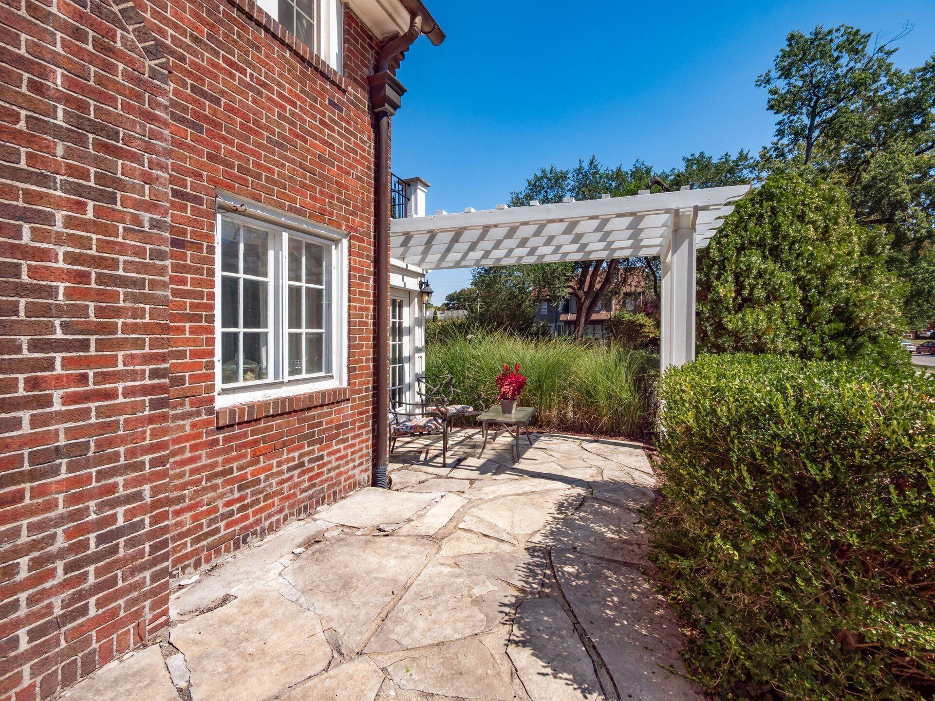 2424 Sherwood Road Bexley, OH 43209 - Photo 69 of 92 Side Patio