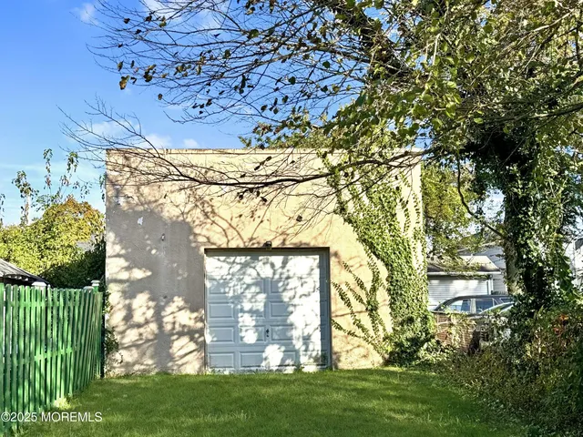 a view of a yard in front of house