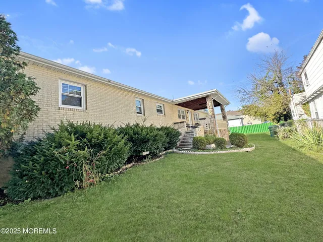 a view of a house with a yard