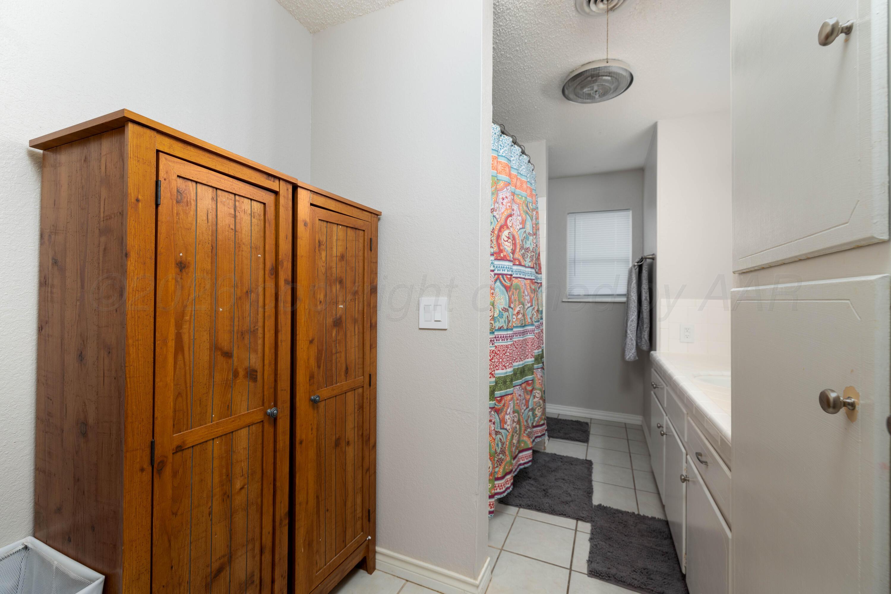 7003 Euclid Street Amarillo, TX 79110 - Photo 19 of 23 Guest Bathroom