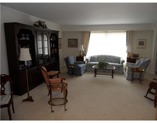 300 Fox Chapel Road, Unit 309 Pittsburgh, PA 15238 - Photo 4 of 18 Living Room.