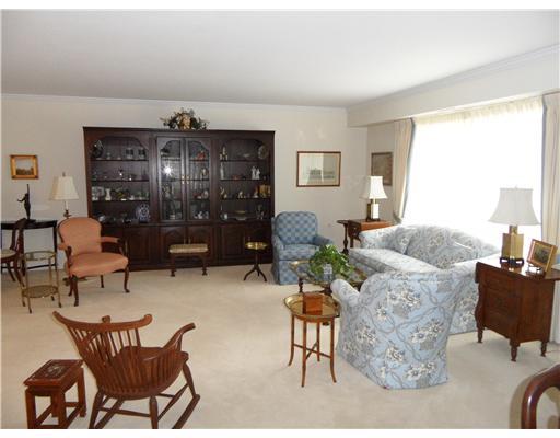 300 Fox Chapel Road, Unit 309 Pittsburgh, PA 15238 - Photo 6 of 18 Living Room.