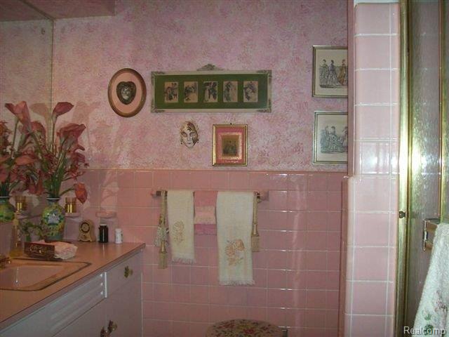 570 Ballantyne Road Grosse Pointe, MI 48236 - Photo 10 of 15 Bath room