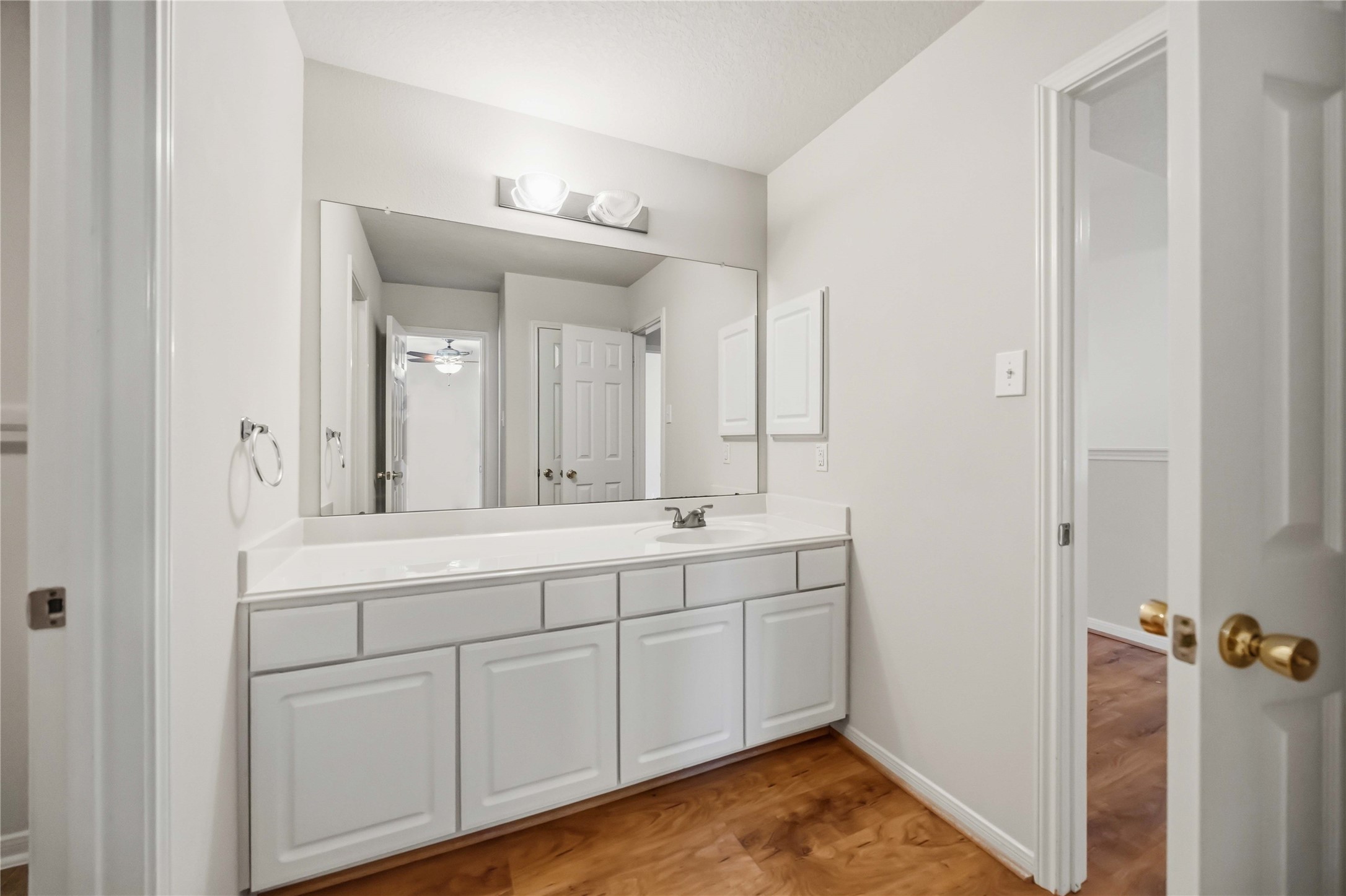 29526 Winton Wood Way Spring, TX 77386 - Photo 19 of 29 Upstairs full bathroom with convenient access from both the hallway and the upstairs primary suite.
