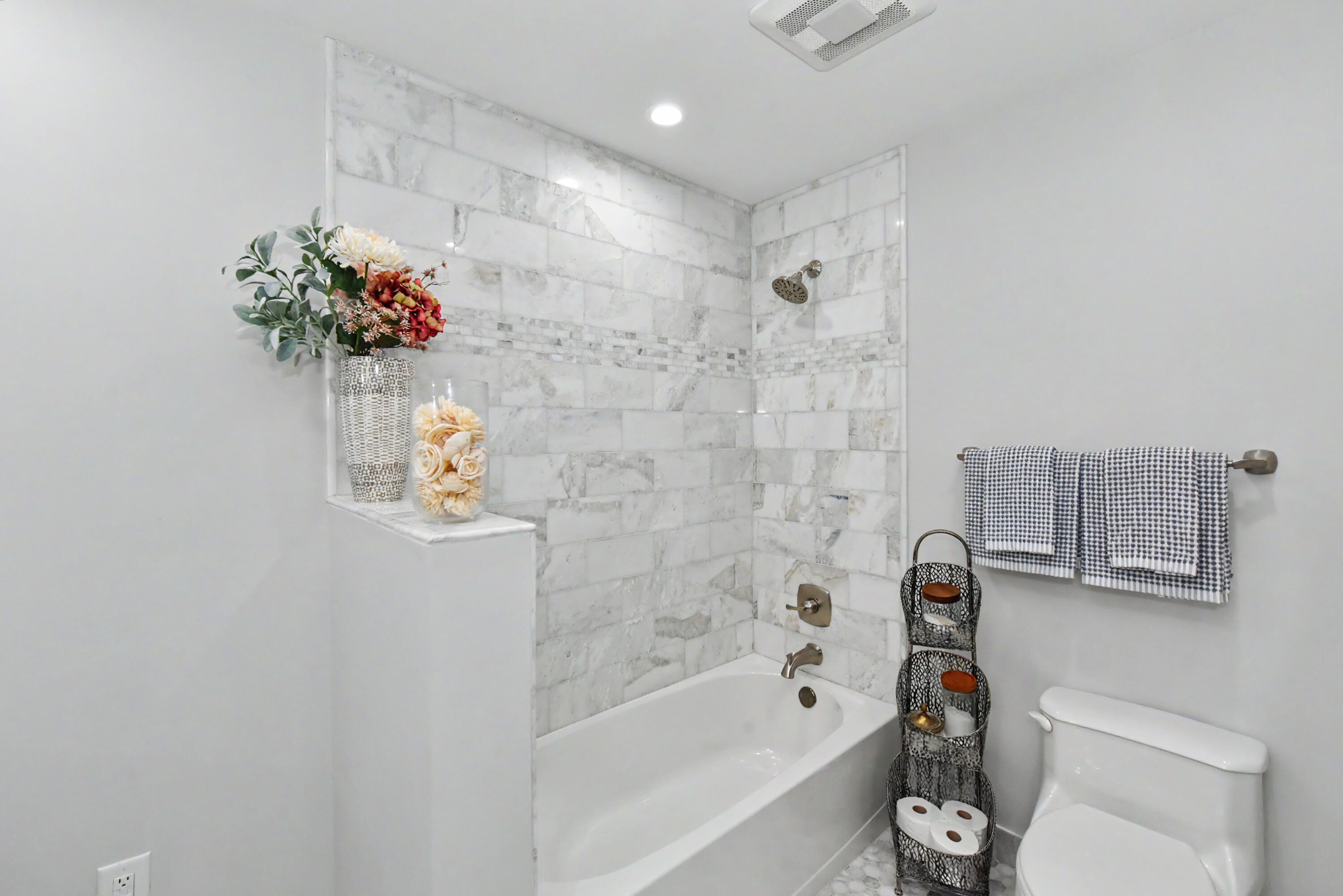 101 Broad Street, Unit 502 Lake Geneva, WI 53147 - Photo 16 of 28 Master Bathroom (2)
