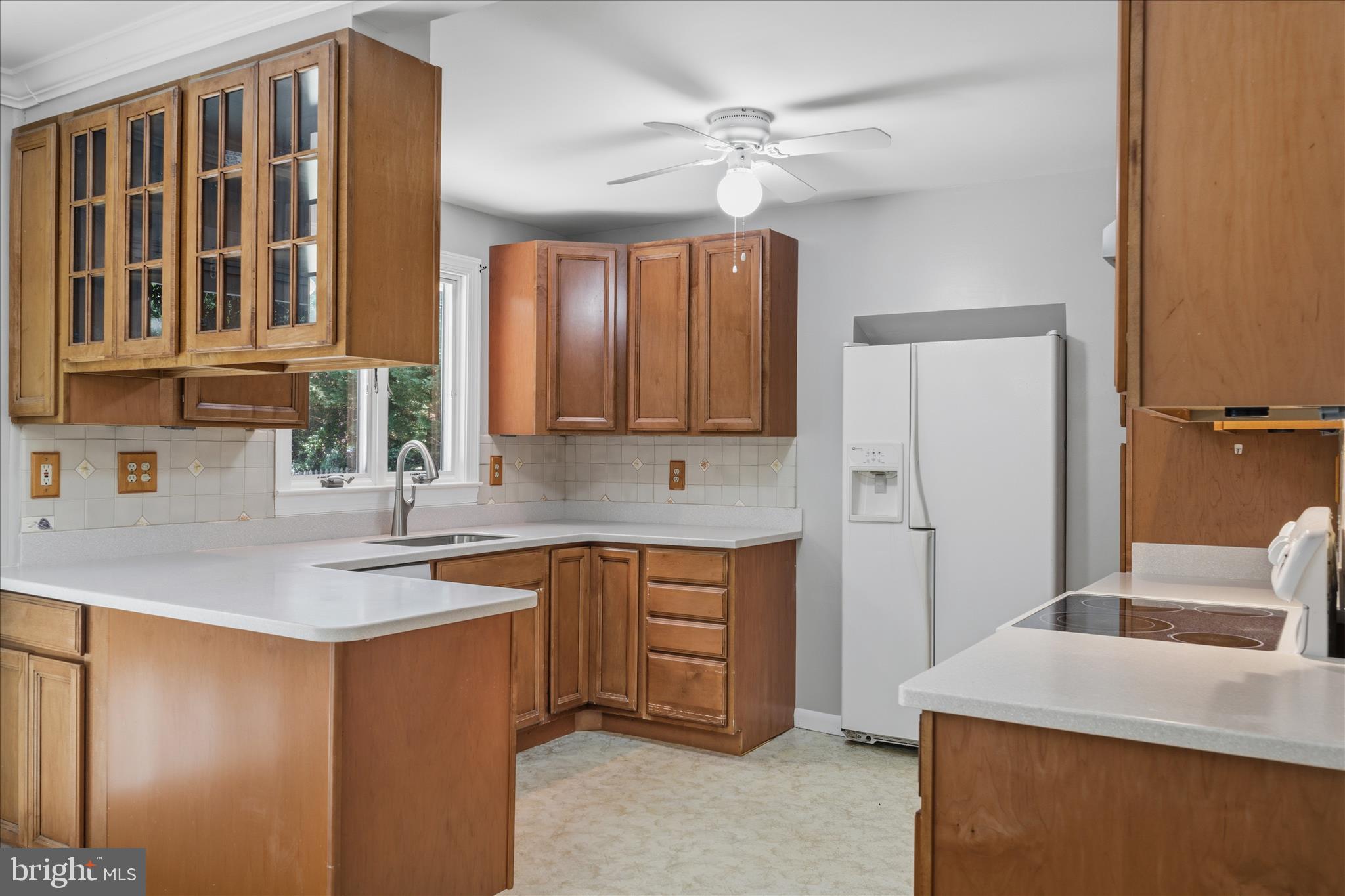162 Barbara Road Severna Park, MD 21146 - Photo 10 of 48 Kitchen with new quartz countertops