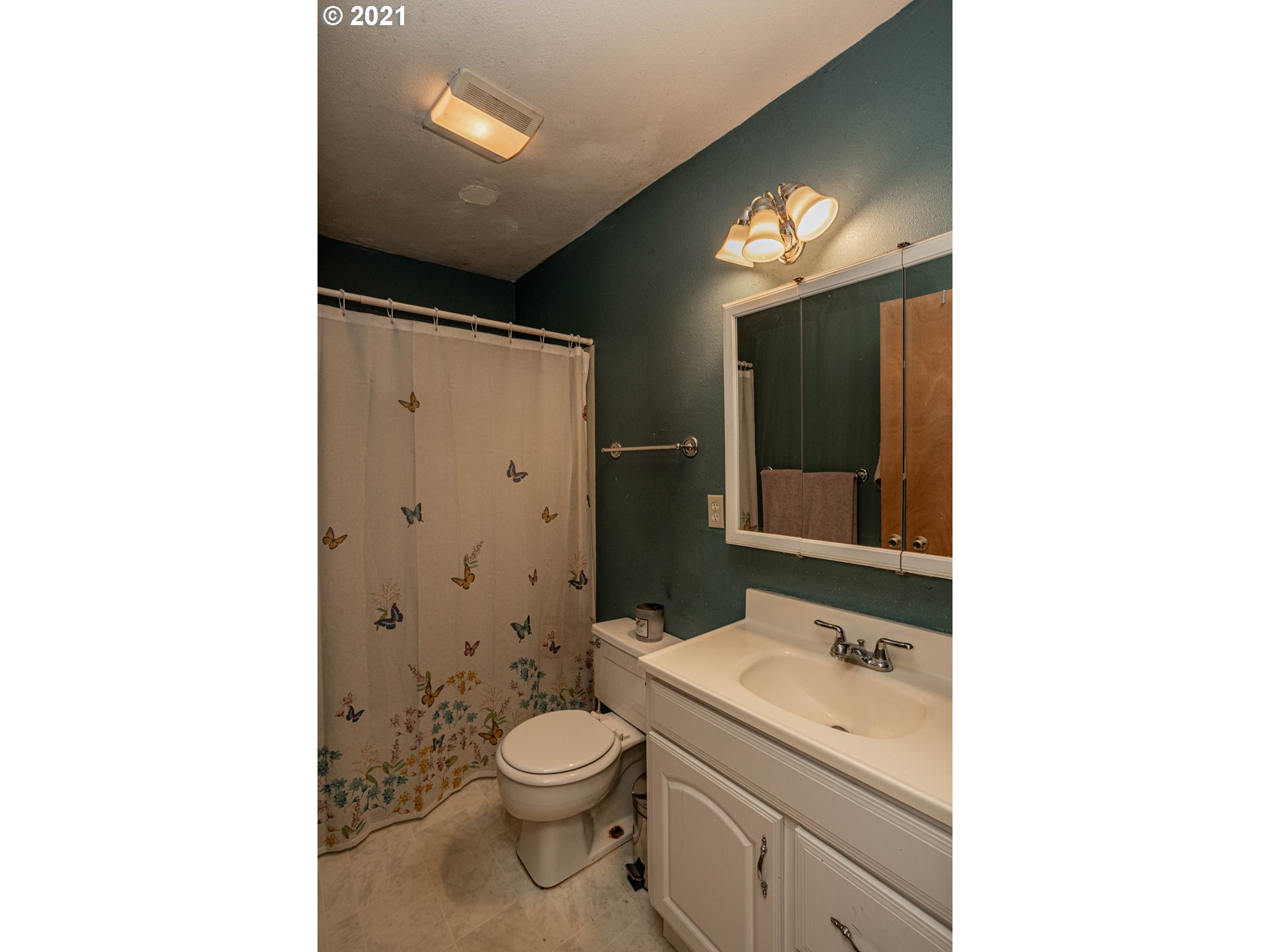 630 Northwest Gropper Road Stevenson, WA 98648 - Photo 13 of 21 a bathroom with a sink a toilet and shower