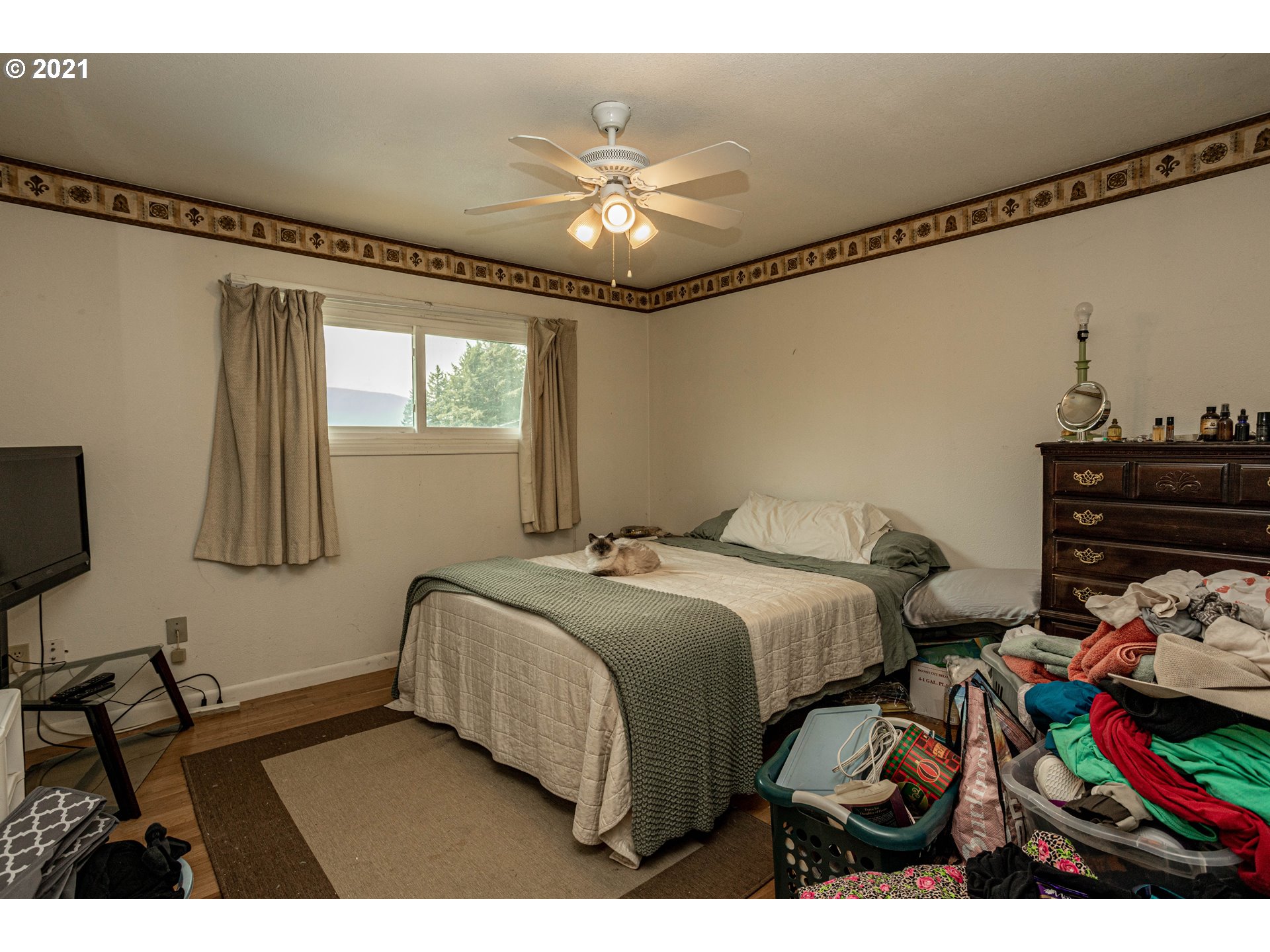 630 Northwest Gropper Road Stevenson, WA 98648 - Photo 15 of 21 a bedroom with a bed and dresser