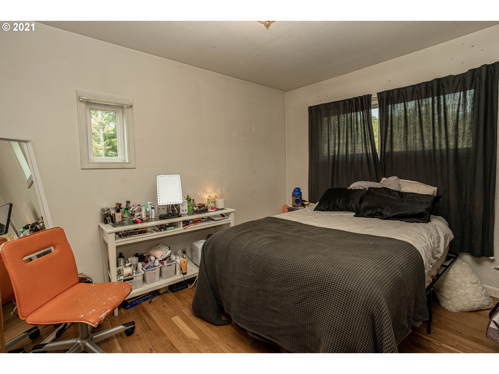 630 Northwest Gropper Road Stevenson, WA 98648 - Photo 17 of 21 a bedroom with a bed and window