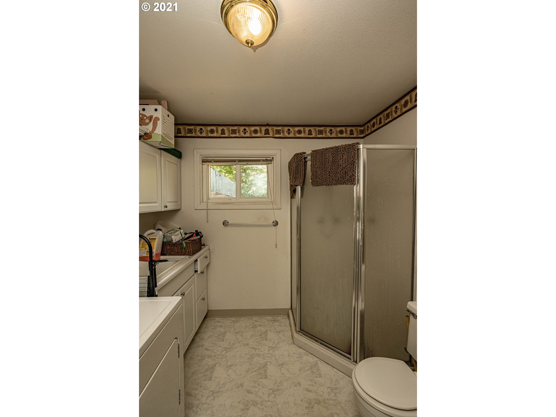 630 Northwest Gropper Road Stevenson, WA 98648 - Photo 4 of 21 a bathroom with a toilet and a shower