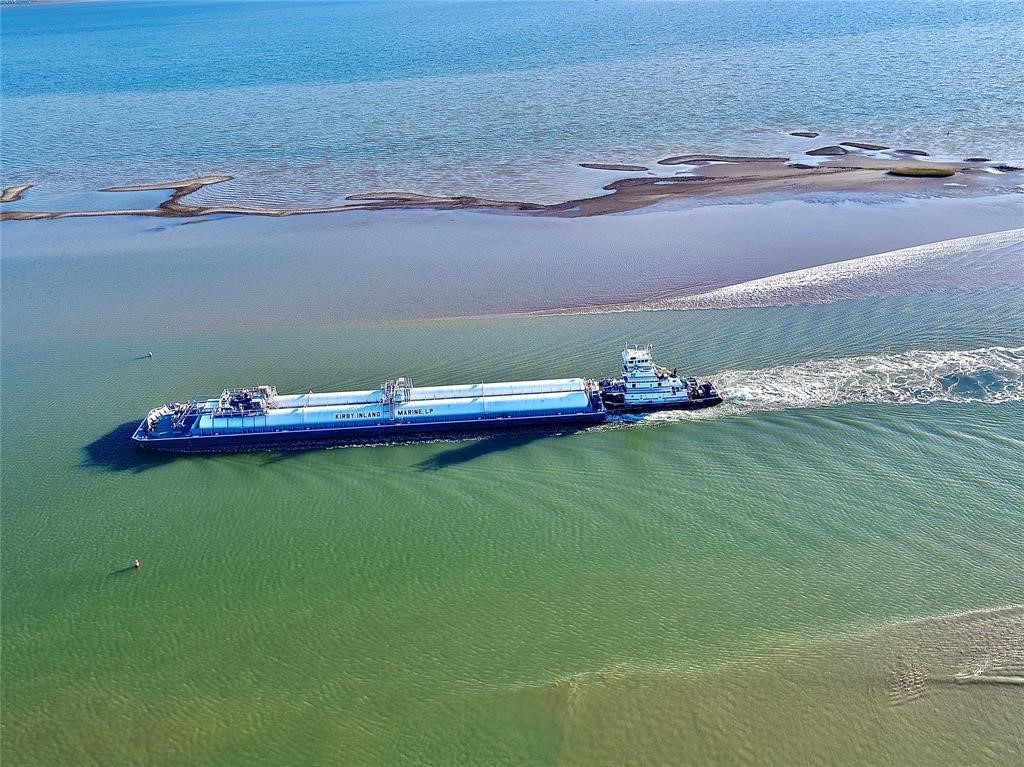 4 Loggerhead Hitchcock, TX 77563 - Photo 32 of 38 a bathroom with a sink and a mirror