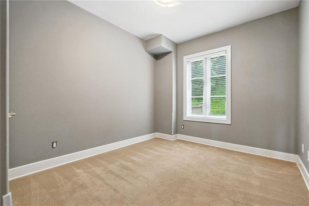 140 North Woodland Road Pittsburgh, PA 15232 - Photo 21 of 38 an empty room with a window