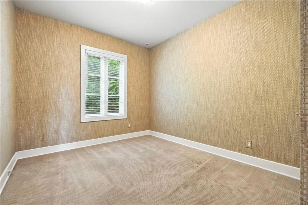 140 North Woodland Road Pittsburgh, PA 15232 - Photo 22 of 38 an empty room with windows