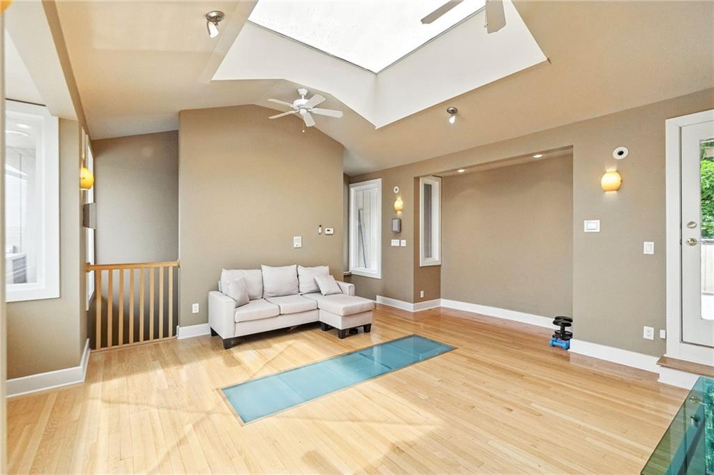 140 North Woodland Road Pittsburgh, PA 15232 - Photo 27 of 38 a bedroom with a bed and window