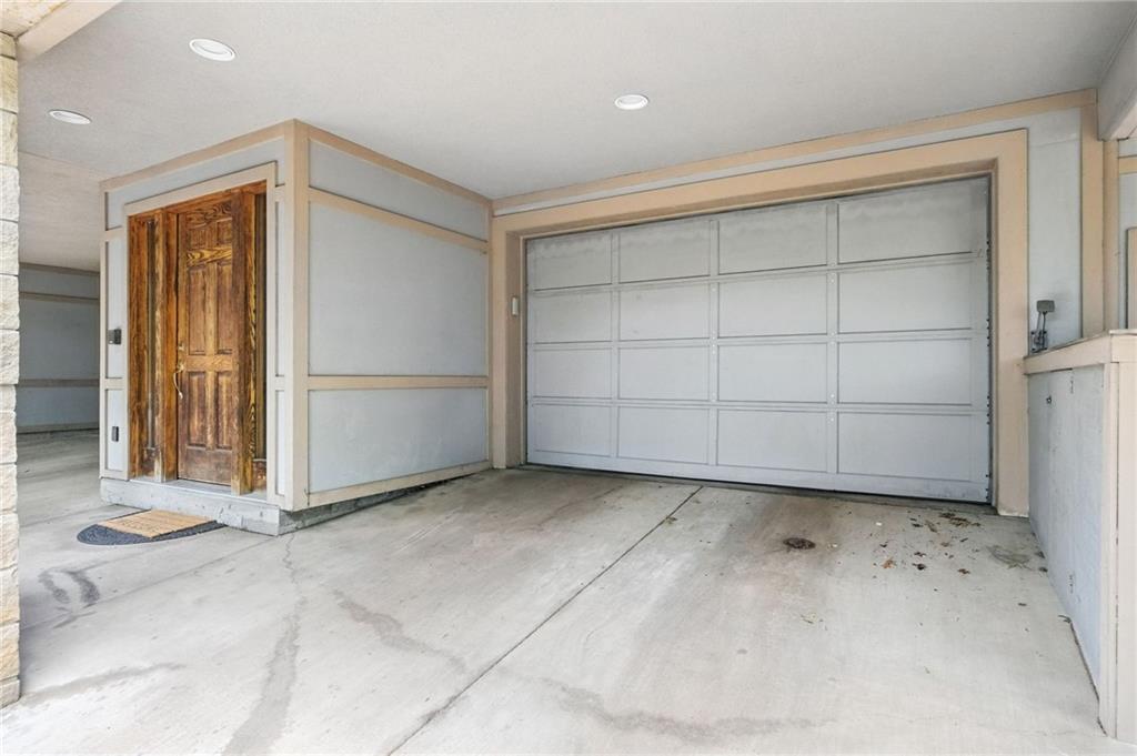 140 North Woodland Road Pittsburgh, PA 15232 - Photo 33 of 38 an empty room with closet