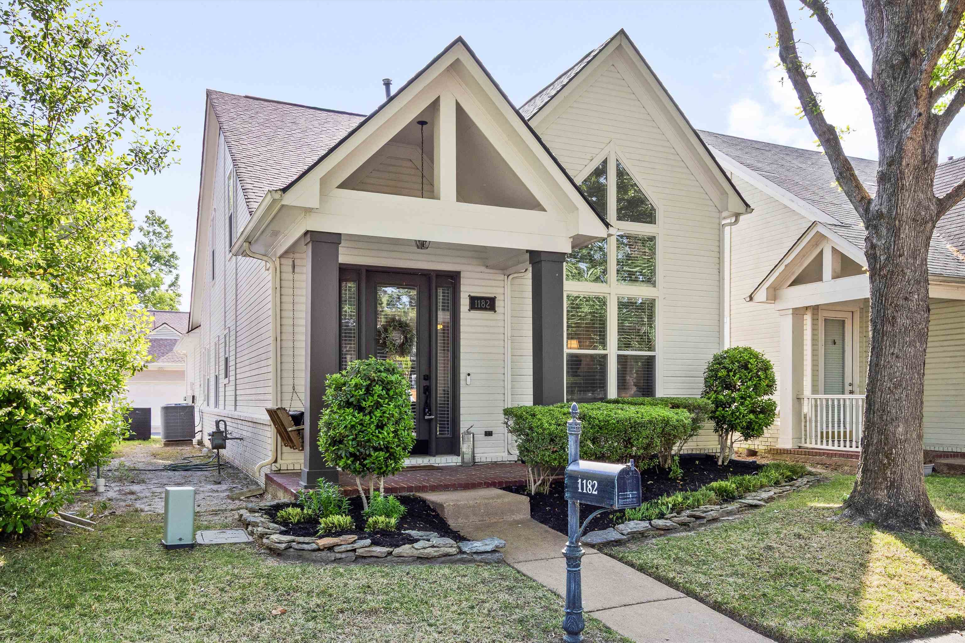1182 Isle View Drive Memphis, TN 38103 - Photo 27 of 27 front view of a house with yard and plants