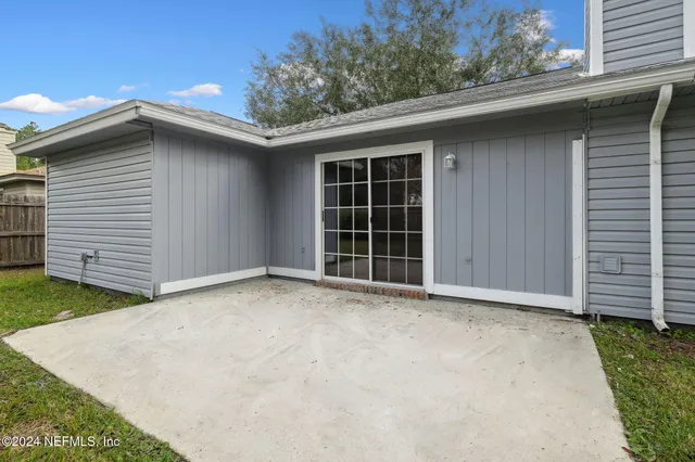 a view of an house with a yard