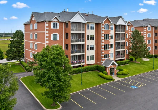 $299,000 | 7920 Trinity Circle, Unit 3SE, Tinley Park, IL 60487