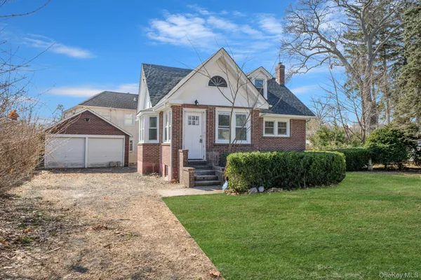 $699,999 | 44 Elizabeth Avenue, Smithtown, NY 11787