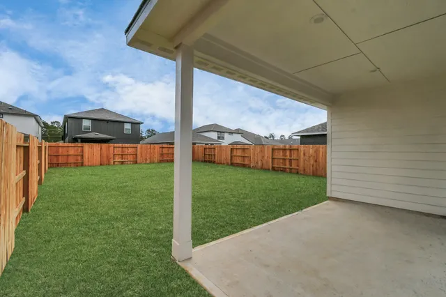 a view of an house with backyard and garden