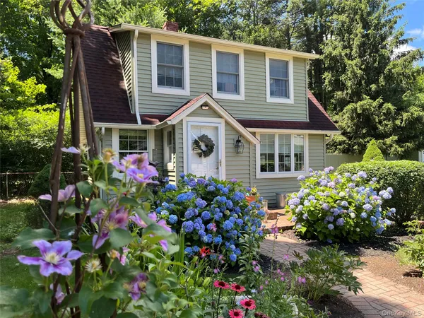 $3,300 | 17 Washington Avenue, Unit COTTAGE, Bedford, NY 10506