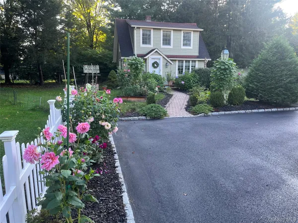 $3,300 | 17 Washington Avenue, Unit COTTAGE, Bedford, NY 10506