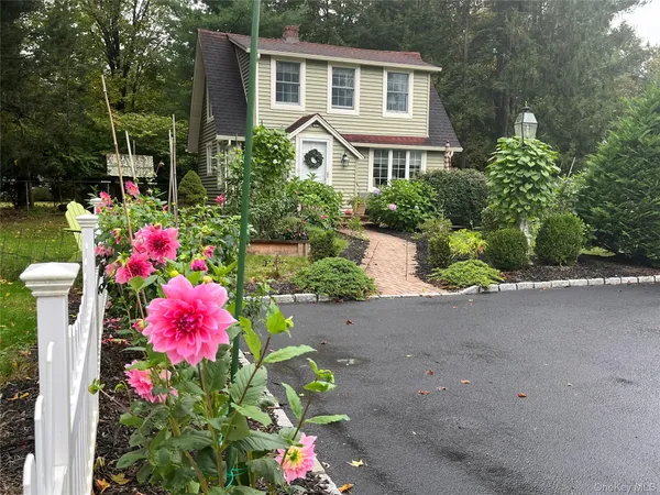 $3,300 | 17 Washington Avenue, Unit COTTAGE, Bedford, NY 10506