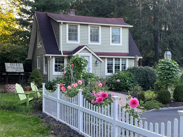 $3,300 | 17 Washington Avenue, Unit COTTAGE, Bedford, NY 10506