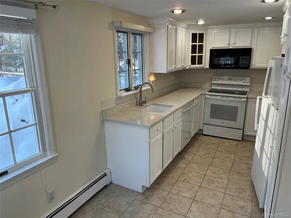 $3,300 | 17 Washington Avenue, Unit COTTAGE, Bedford, NY 10506