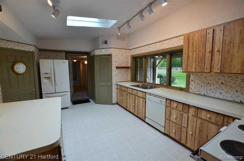 31395 West Nine Mile Road Farmington Hills, MI 48336 - Photo 9 of 40