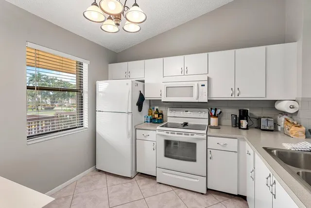 $2,000 | 4654 Lucerne Lakes Boulevard East, Unit 206, Lake Worth, FL 33467