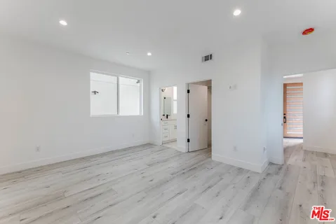 $3,208 | 1238 1/2 North Beachwood Drive, Los Angeles, CA 90038