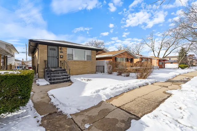 a house view with a backyard space
