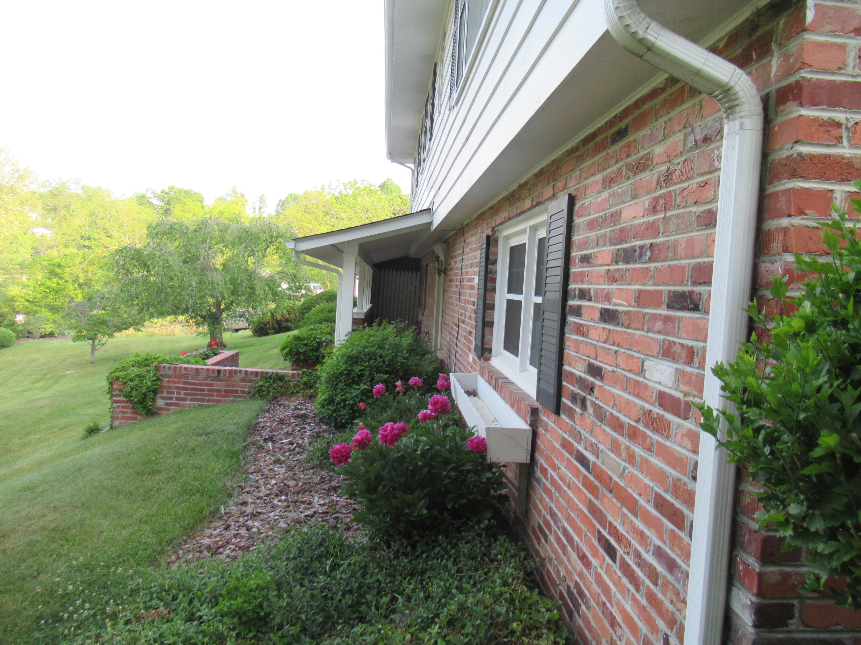 101 Hidden Valley Road Bristol, TN 37620 - Photo 3 of 52 013