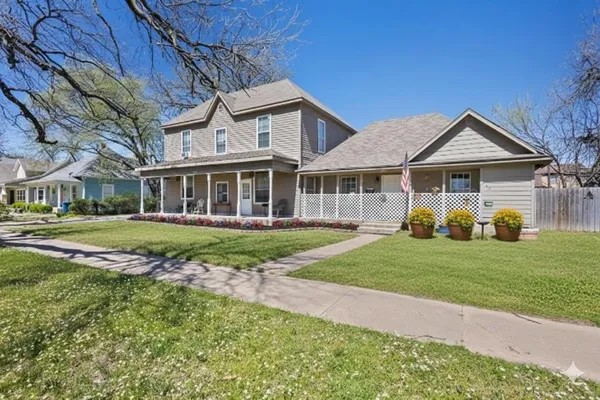$299,999 | 913 West Chestnut Street, Denison, TX 75020
