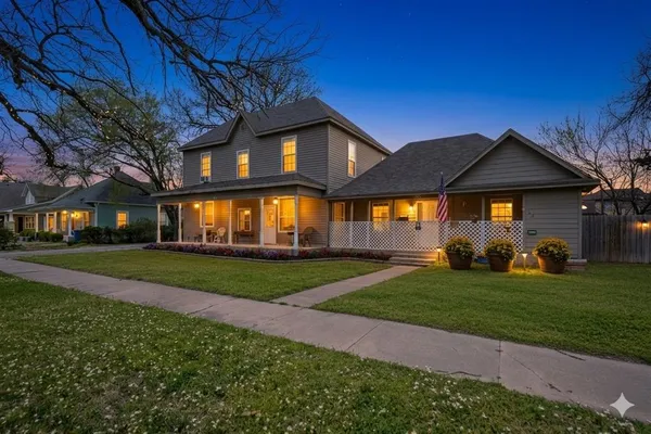 $299,999 | 913 West Chestnut Street, Denison, TX 75020