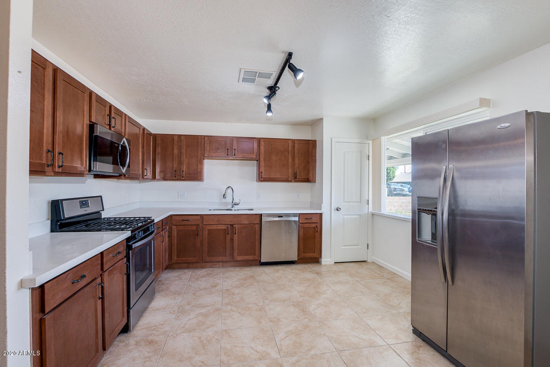 3944 West Rovey Avenue Phoenix, AZ 85019 - Photo 9 of 37 09-Rovey