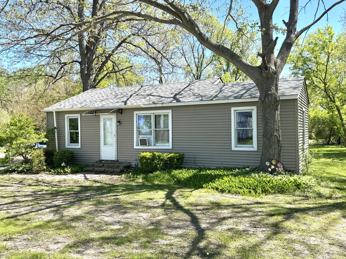 931 South Rawson Bridge Road Cary, IL 60013 - Photo 26 of 36 a front view of a house with a garden