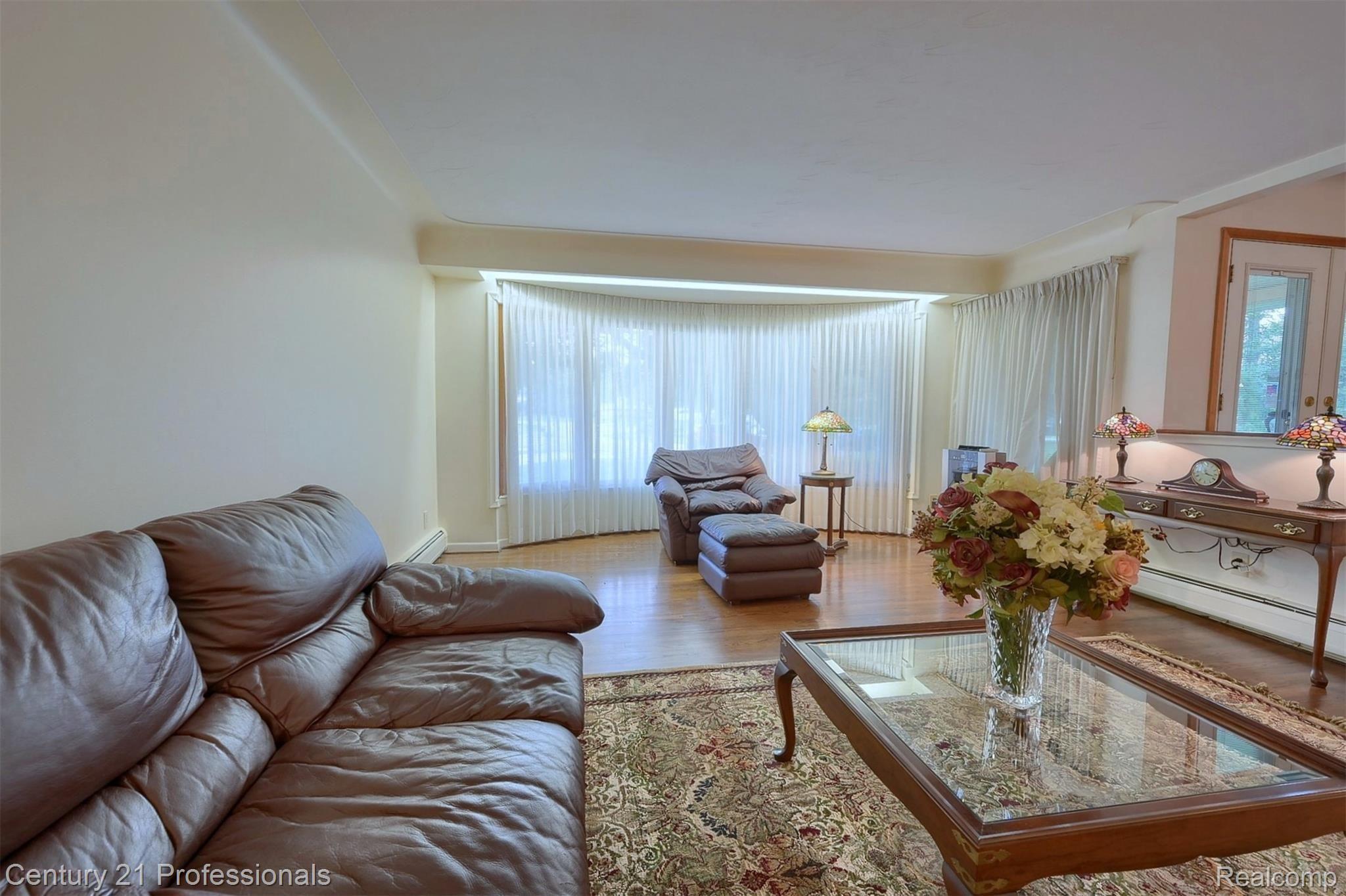 865 Briar Court Rochester, MI 48309 - Photo 4 of 39 4-Living-Room.jpg