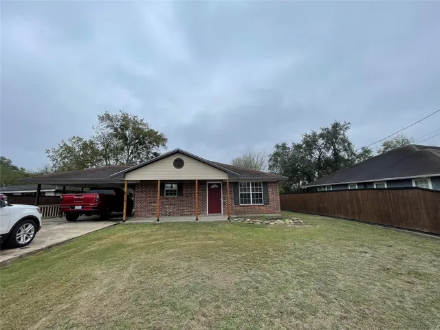 $1,800 | 940 East Guadalupe Street, La Grange, TX 78945