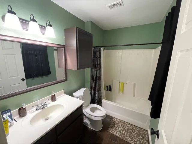 $1,800 | 940 East Guadalupe Street, La Grange, TX 78945