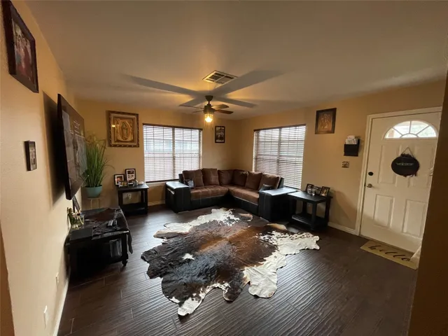 $1,800 | 940 East Guadalupe Street, La Grange, TX 78945