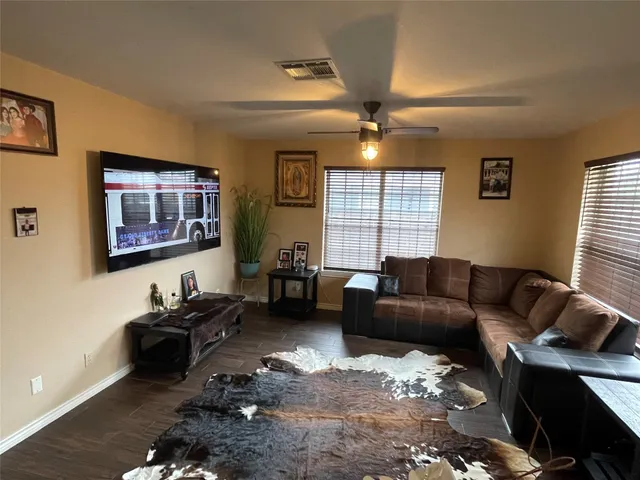 $1,800 | 940 East Guadalupe Street, La Grange, TX 78945