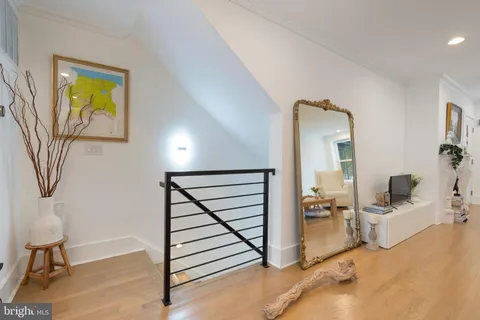 a view of entryway and livingroom with furniture